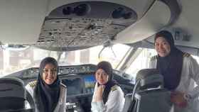 Un avión pilotado por mujeres aterriza en Arabia Saudí, donde las mujeres tienen prohibido conducir.