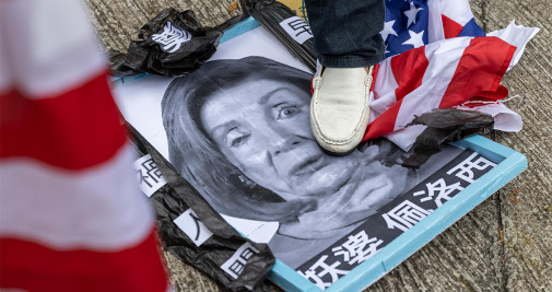 Un grupo de manifestantes pro-China pisa una foto de la presidenta de la Cámara de Representantes de los Estados Unidos, Nancy Pelosi, ante del Consulado General de los Estados Unidos en Hong Kong (China) - EFE/JEROME FAVRE