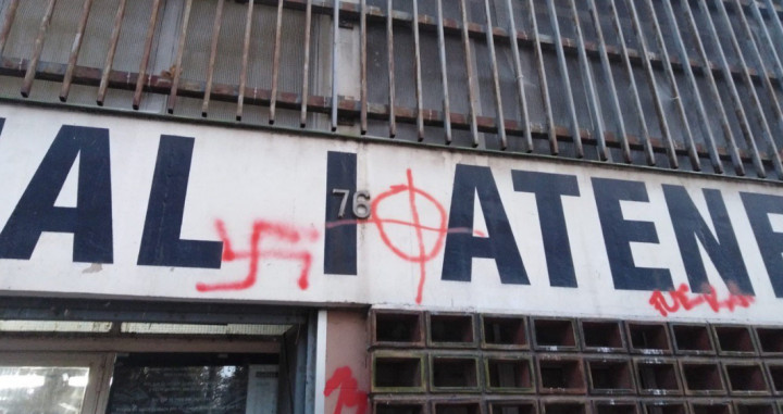 Ataque con pintadas nazis en el centro Gregal / @LaForja_Jovent