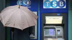 Un cajero de TSB, filial de Banco Sabadell / EFE