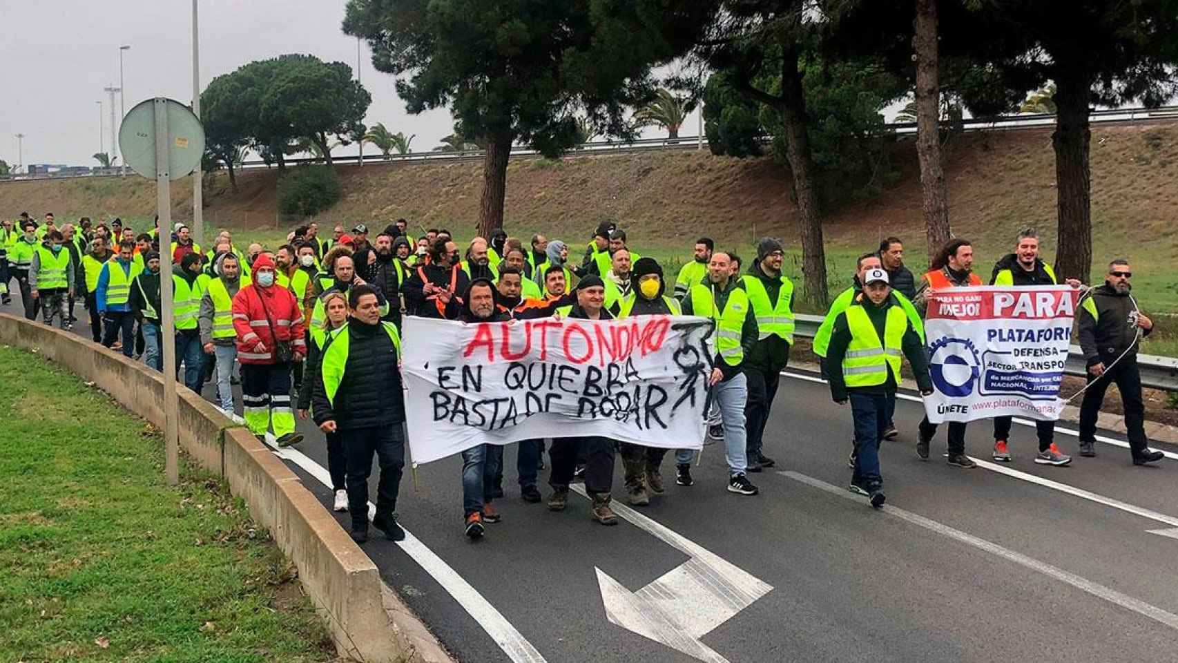 Una manifestación de transportistas corta la Ronda Litoral de Barcelona / EP