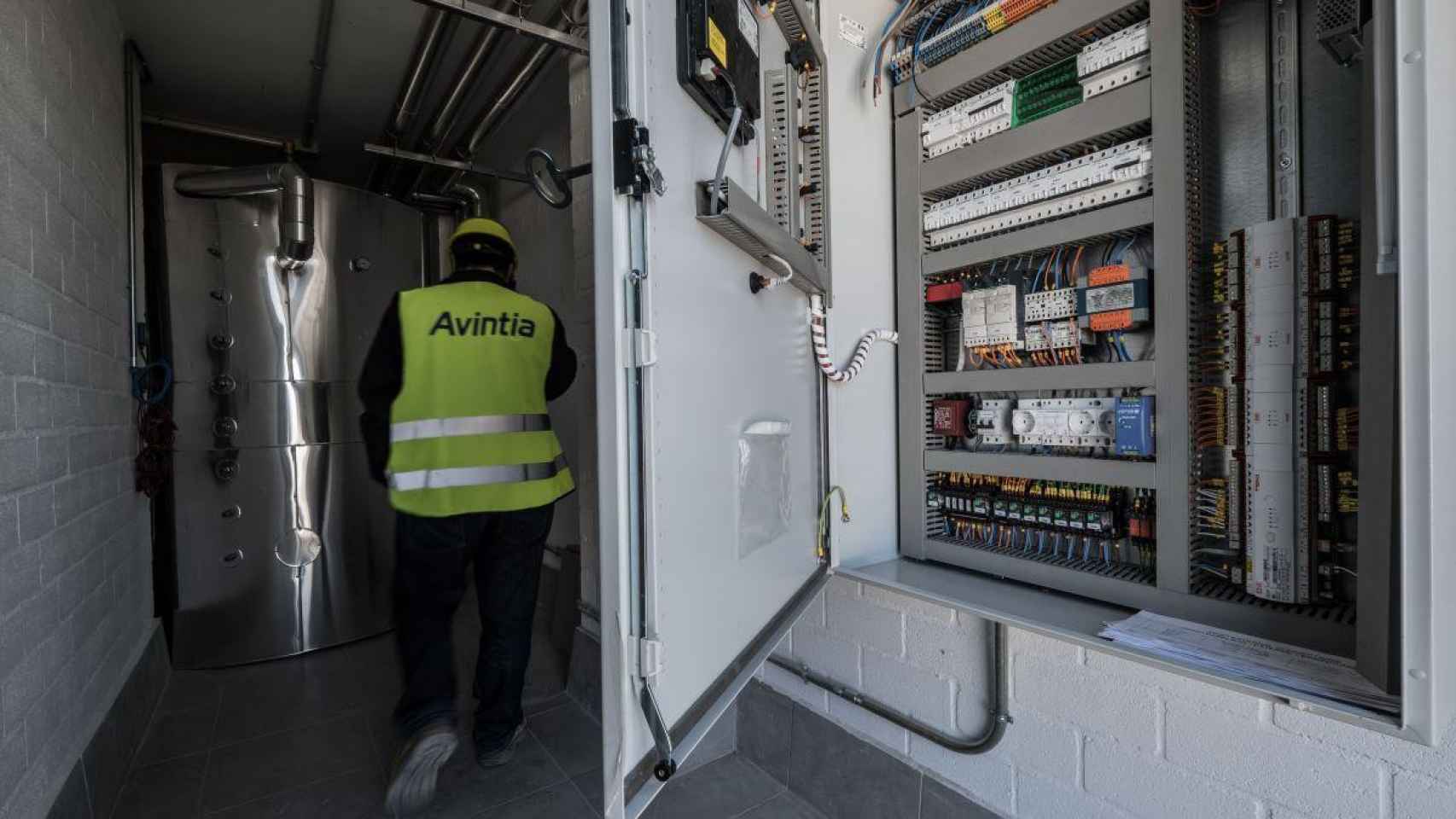 Un trabajador de Avintia revisa las instalaciones de un edificio: Ávit-A reduce en un 80% las incidencias postventa  / GRUPO AVINTIA