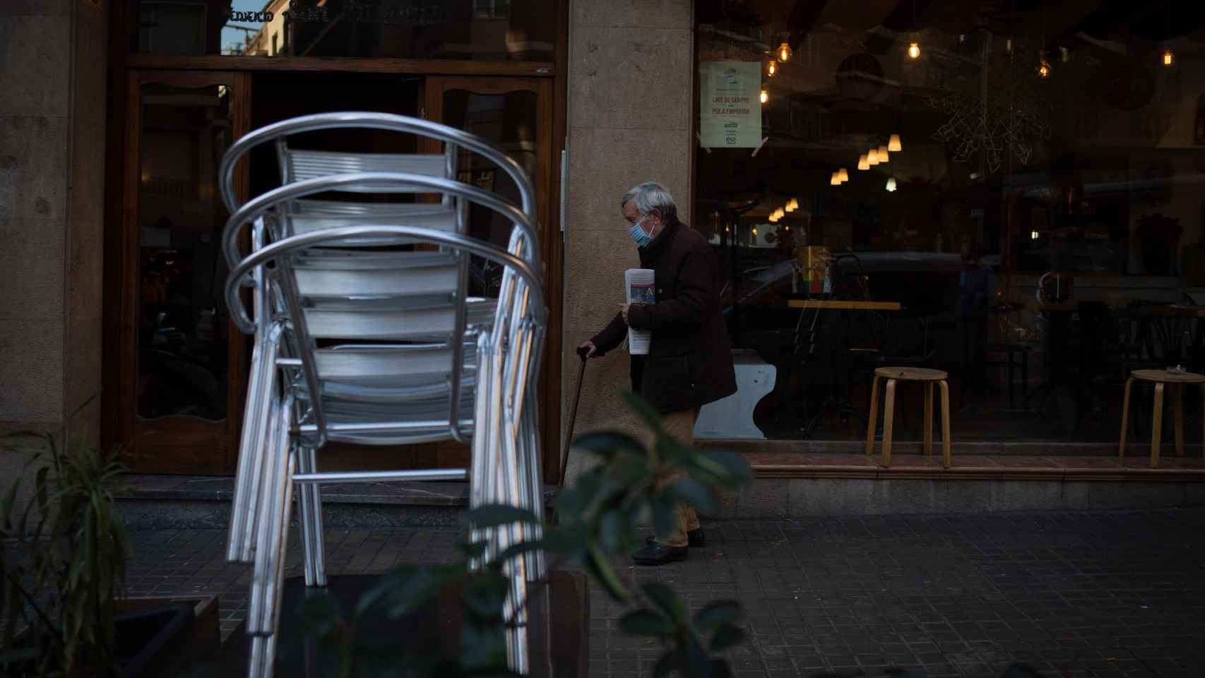 Sillas vacías en una terraza de una céntrica calle de Barcelona / DAVID ZORRAKINO - EUROPA PRESS