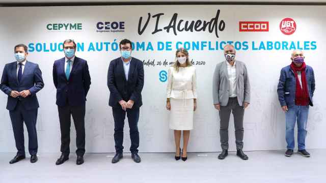 La ministra de Trabajo, Yolanda Díaz, y los representantes sindicales y patronales en la reunión de los ERTE/ EP