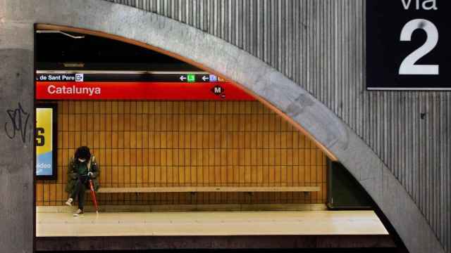 Una persona espera el metro en Barcelona durante el confinamiento / EFE