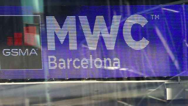 Panel del Mobile World Congress con el logo de su organizadora, GSMA