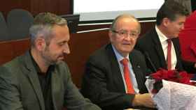 El presidente de Pimec, Josep González (c), junto al secretario general, Antonio Cañete (d), y el representante del comité ejecutivo Miquel Camps (i) / CG