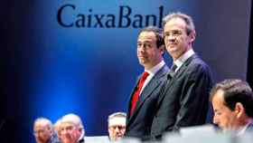 Jordi Gual (d), presidente de Caixabank, y Gonzalo Gortázar (i), consejero delegado, en la junta de accionistas que se ha celebrado en Valencia / EFE