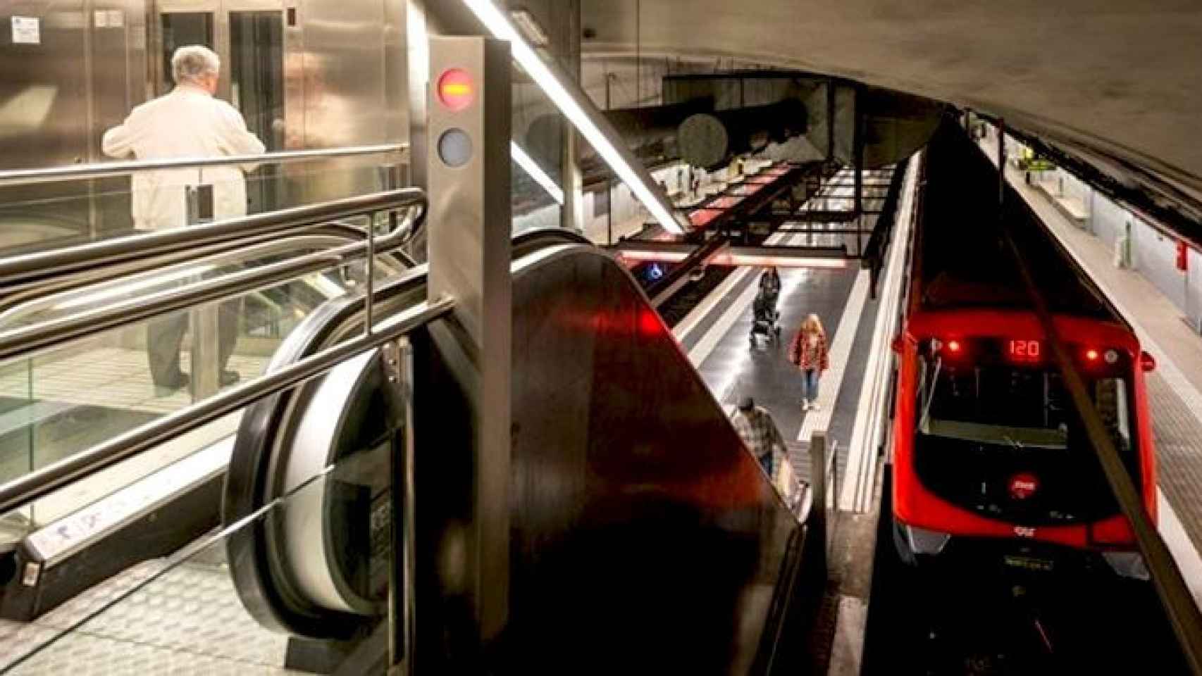 Imagen de una de las estaciones del Metro de Barcelona, el transporte con un nuevo conflicto laboral en ciernes / EP