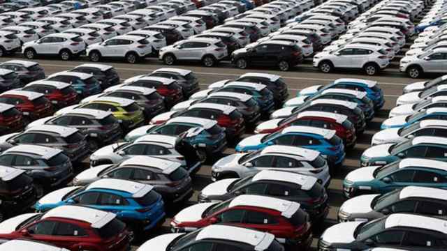 Varios vehículos esperan en un muelle de la fabricante de automóviles Hyundai Motor Co. a ser embarcados / EFE