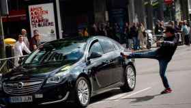 Un taxista en huelga propina una patada a un coche con licencia VTC en Madrid / Unauto