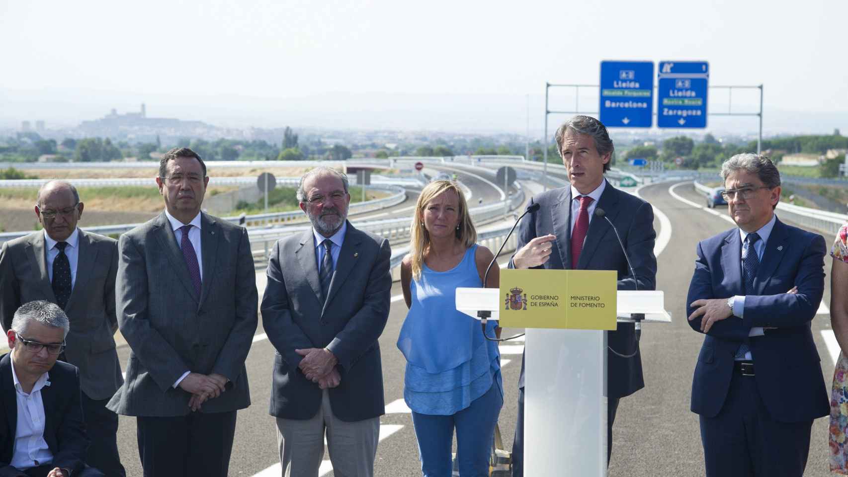 El ministro de Fomento, Íñigo de la Serna (2d), junto al delegado del Gobierno, Enric Millo (d) en el acto de puesta en servicio del tramo Lleida-Rosselló de la autovía A-14 el lunes pasado / EFE