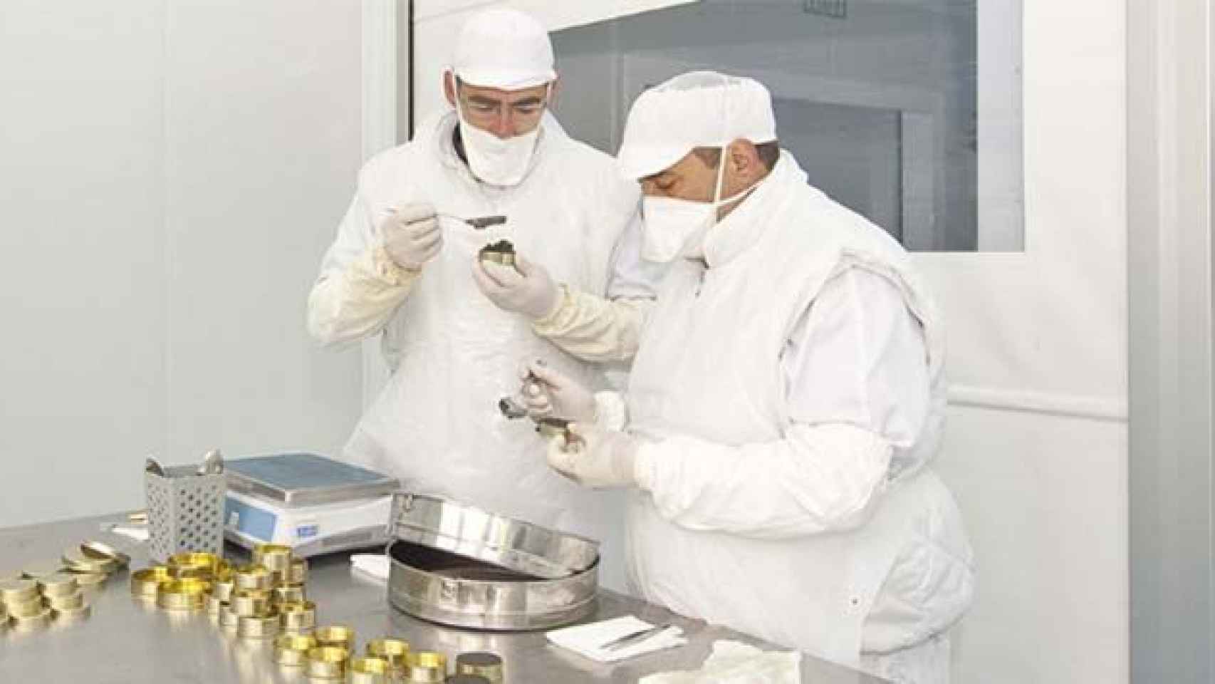 Dos trabajadores seleccionan el caviar de esturión Nacarii, producido por Neolectra en el valle de Aran / Neolectra