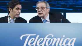 César Alierta (derecha) y José María Álvarez-Pallete (izquierda) en la última junta de accionistas de Telefónica.