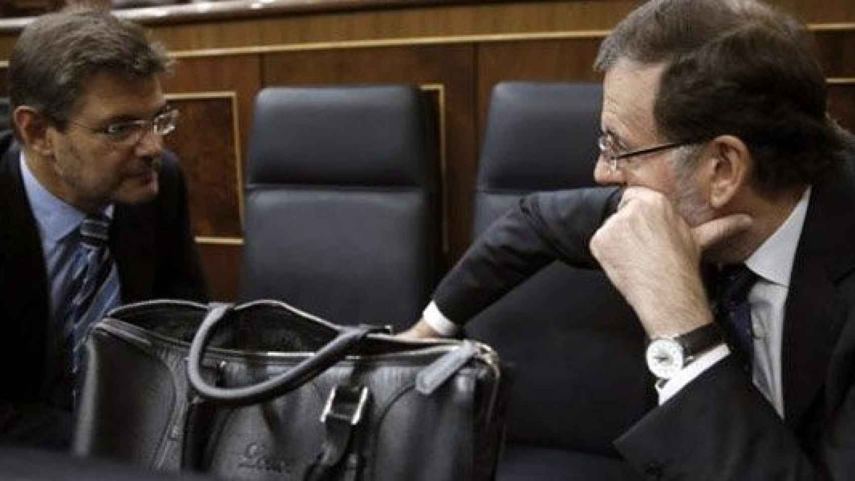 El presidente del Gobierno, Mariano Rajoy (derecha), junto al ministro de Justicia, Rafael Catalá (izquierda)