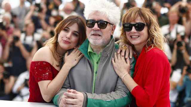 El cineasta Pedro Almodóvar junto a las protagonistas de 'Julieta', Adriana Ugarte (i) y Emma Suárez (d), en el Festival de Cannes / EFE