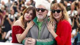 El cineasta Pedro Almodóvar junto a las protagonistas de 'Julieta', Adriana Ugarte (i) y Emma Suárez (d), en el Festival de Cannes / EFE