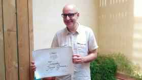 Juanjo Giménez posa con el diploma de la Palma de Oro en su estudio de Barcelona.