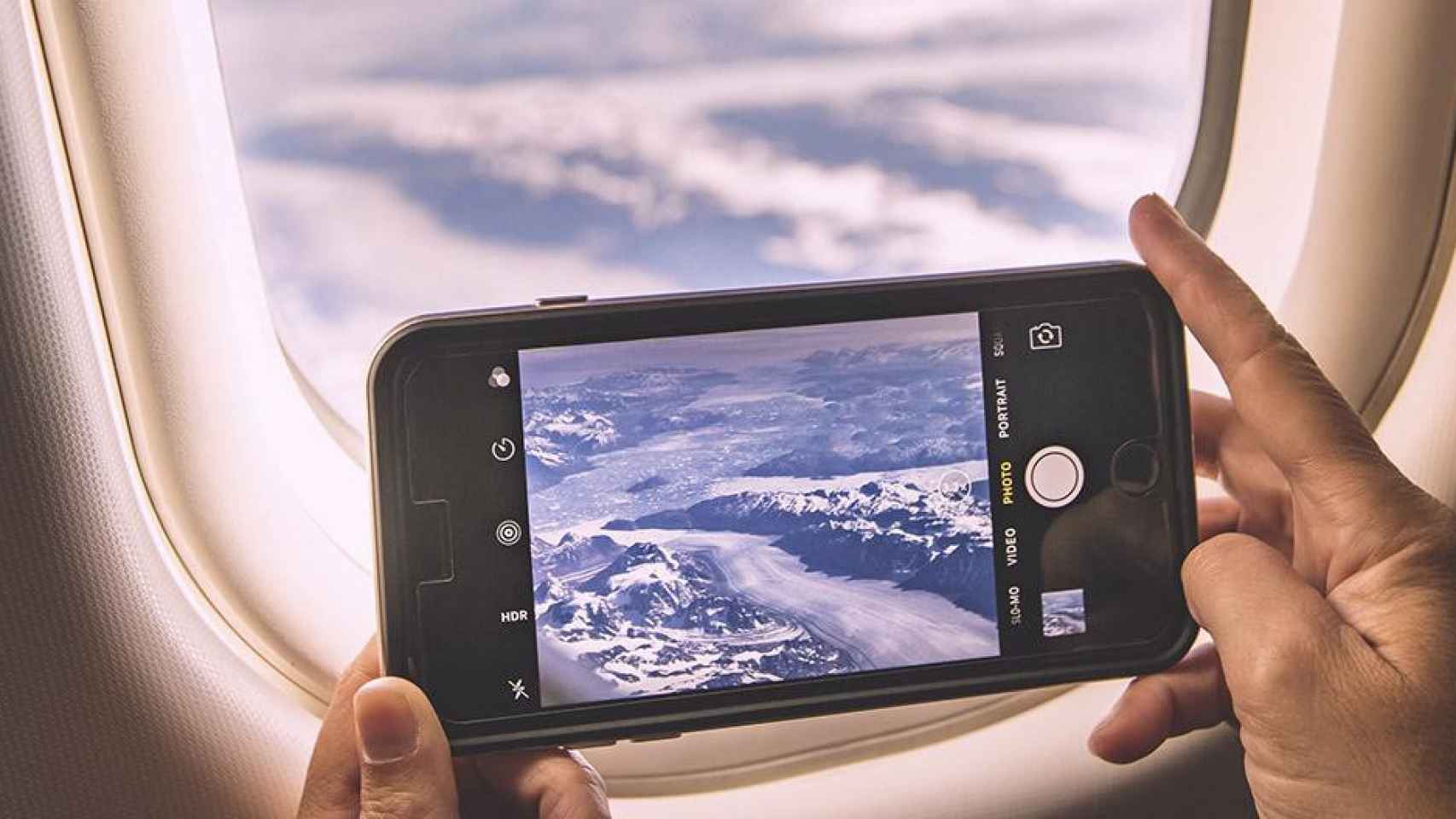 Un influencer hace una foto durante un viaje en avión / BOOKING
