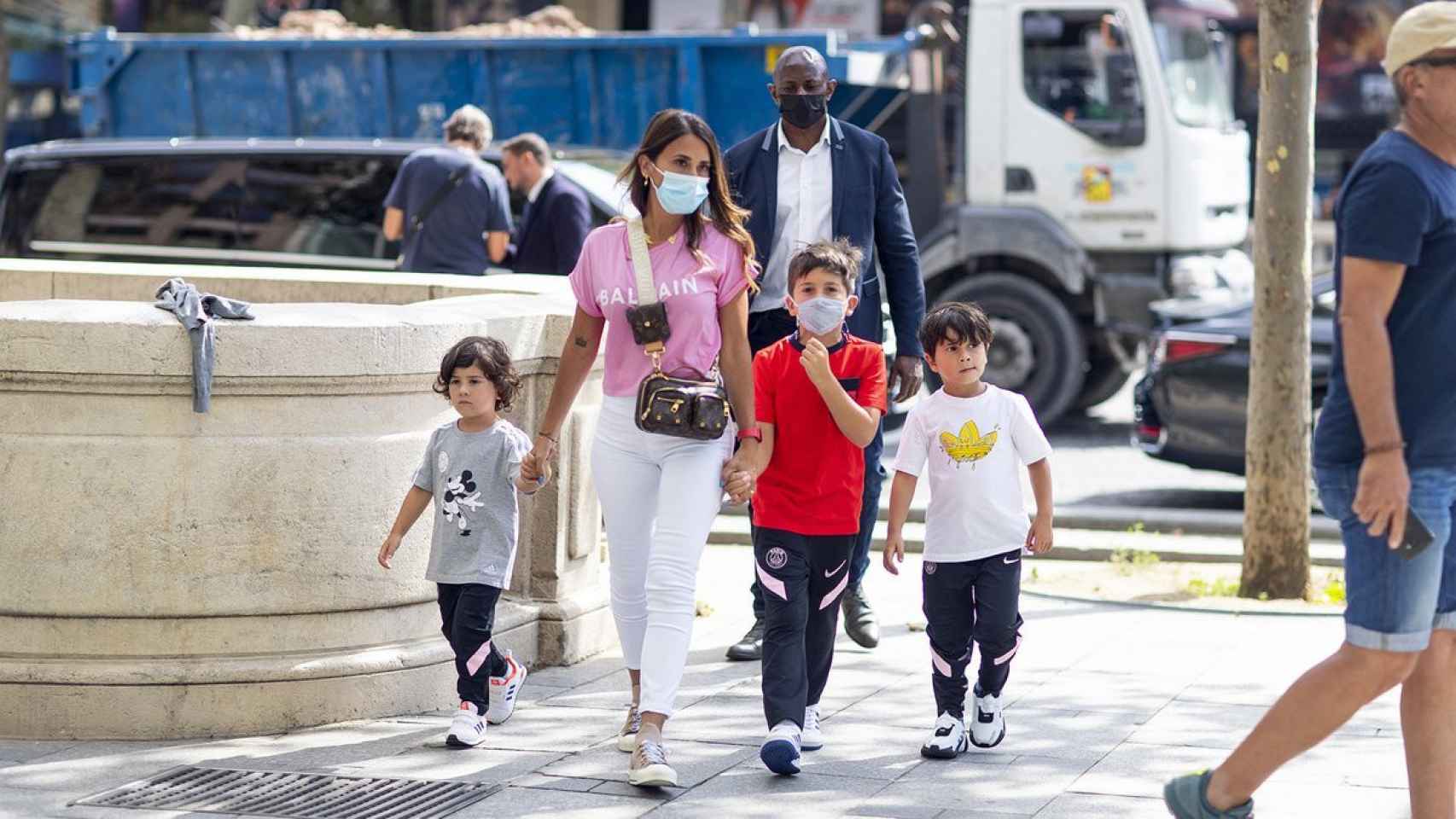 antonella roccuzzo pasea con sus hijos en París