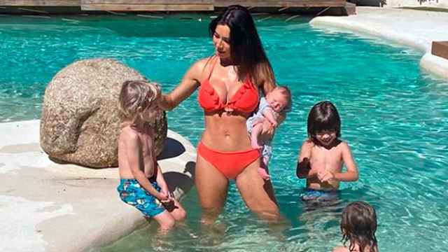Pilar Rubio, con los cuatro hijos que ha tenido junto a Sergio Ramos, en la piscina de su casa / INSTAGRAM
