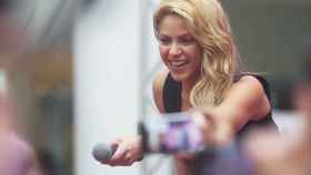 La cantante colombiana Shakira se pega un baño de masas en Chile / EFE