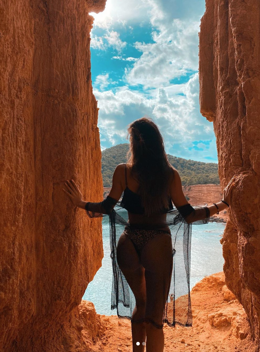 Sofía Suescun posa en tanga en su lugar favorito de Ibiza