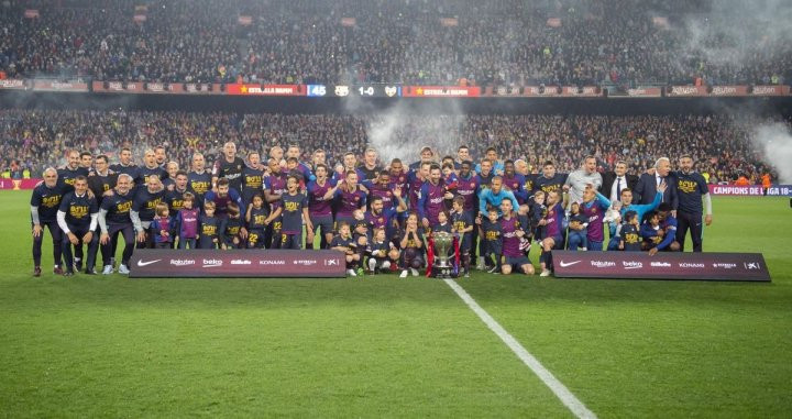 Los futbolistas del FC Barcelona celebran el título de Liga / FC BARCELONA