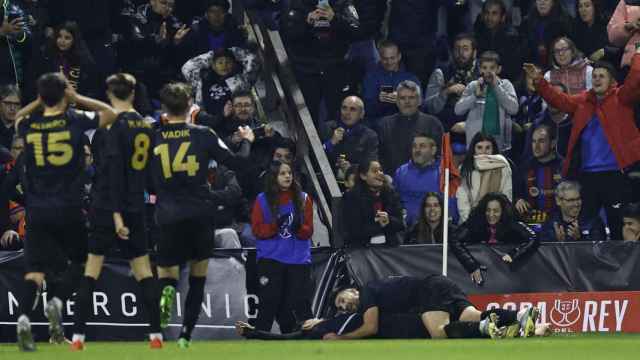 Los jugadores del Intercity se lanzan encima de Oriol Soldevila tras marcar al Barça / EFE
