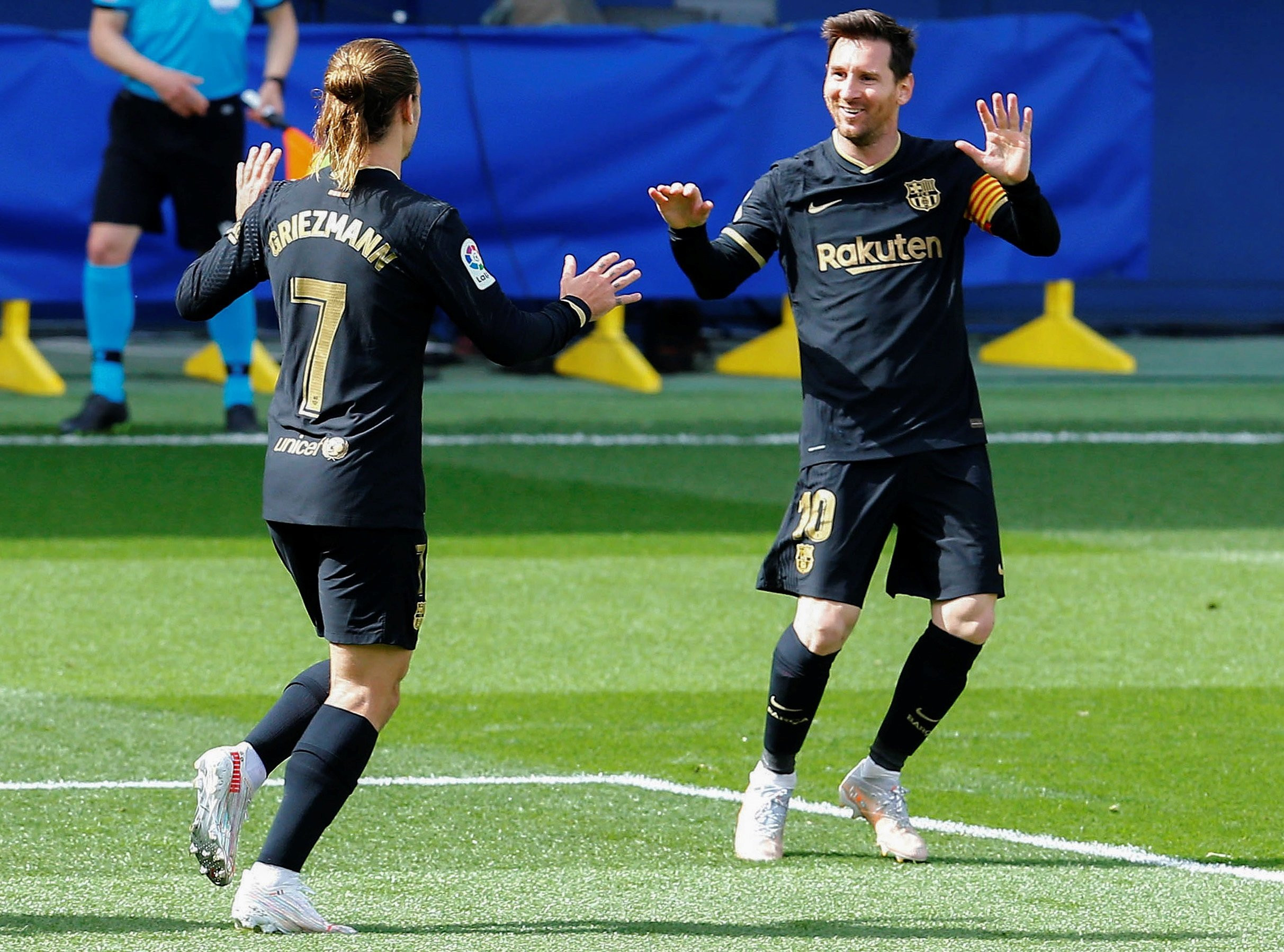 Messi y Griezmann celebran un gol del francés en Villarreal / EFE