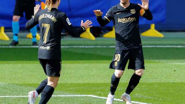 Messi y Griezmann celebran un gol del francés en Villarreal / EFE