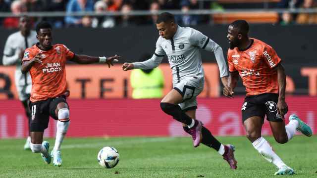 Mbappé conduce el balón contra el Lorient antes de lesionarse / EFE