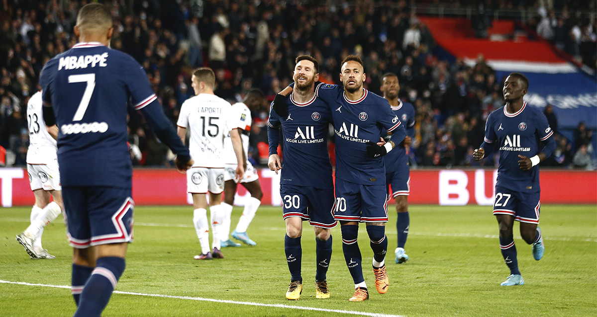 Mbappé, Messi y Neymar, celebrando un triunfo del PSG en la Ligue 1 / EFE
