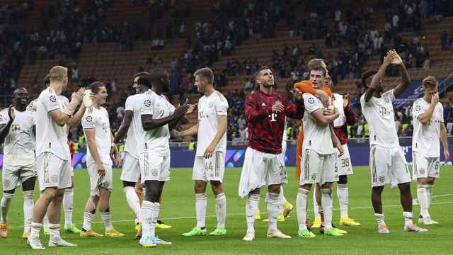 Los jugadores del Bayern celebran junto a su afición la victoria contra el Inter en la Champions / EFE