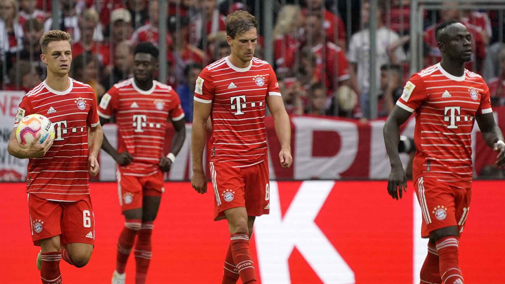 Los jugadores del Bayern, cabizbajos, tras un empate en la Bundesliga / EFE