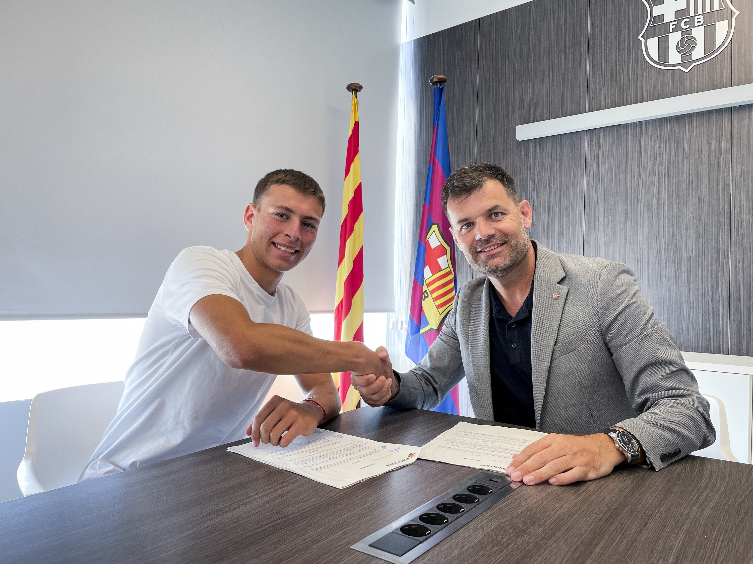Martin Georgiev firma contrato con el Juvenil del FC Barcelona junto a Joan Soler Ferré / FCB
