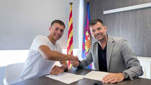 Martin Georgiev firma contrato con el Juvenil del FC Barcelona junto a Joan Soler Ferré / FCB