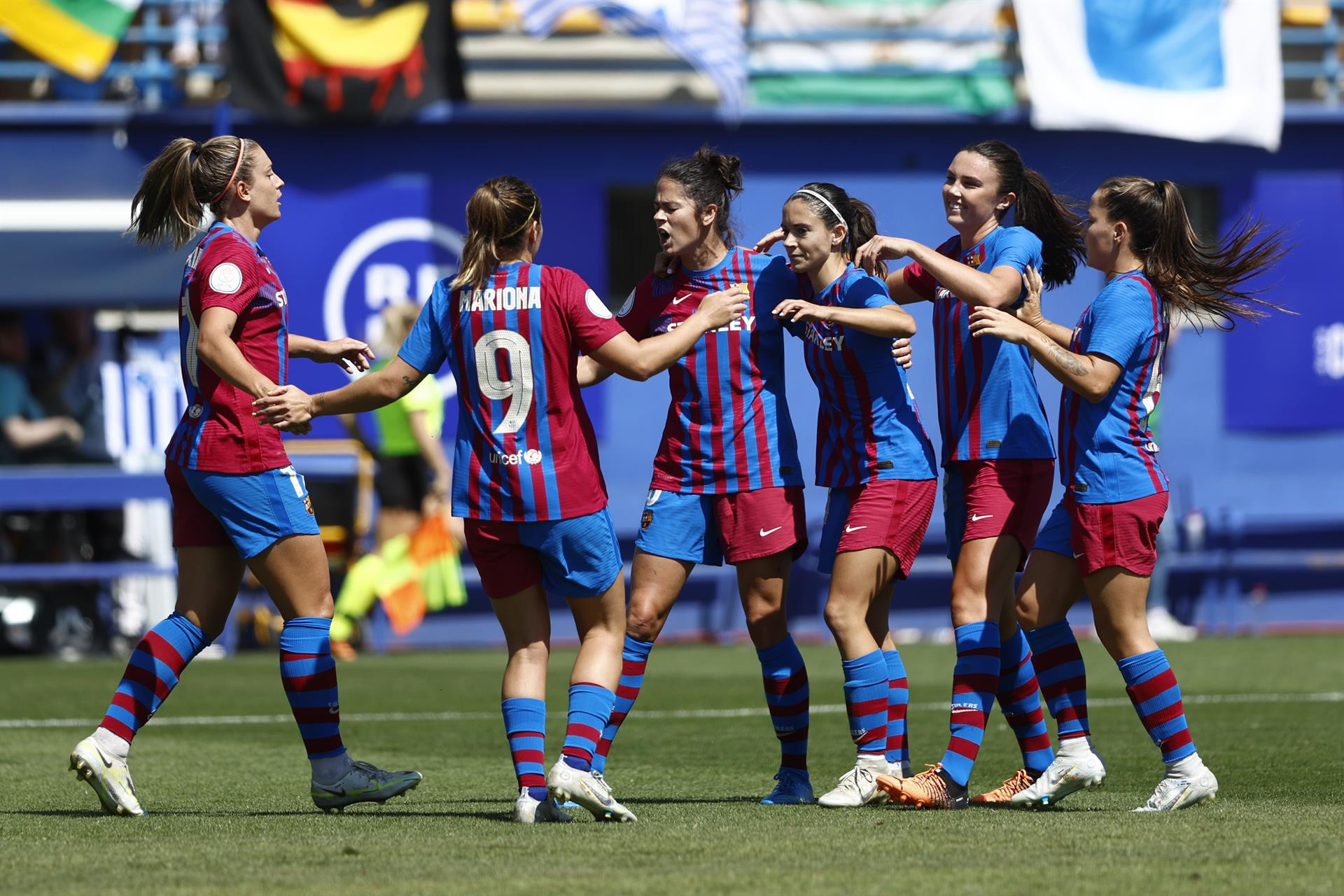 Las jugadoras del Barça celebran su primer gol al Huelva en la final de la Copa de la Reina / EFE