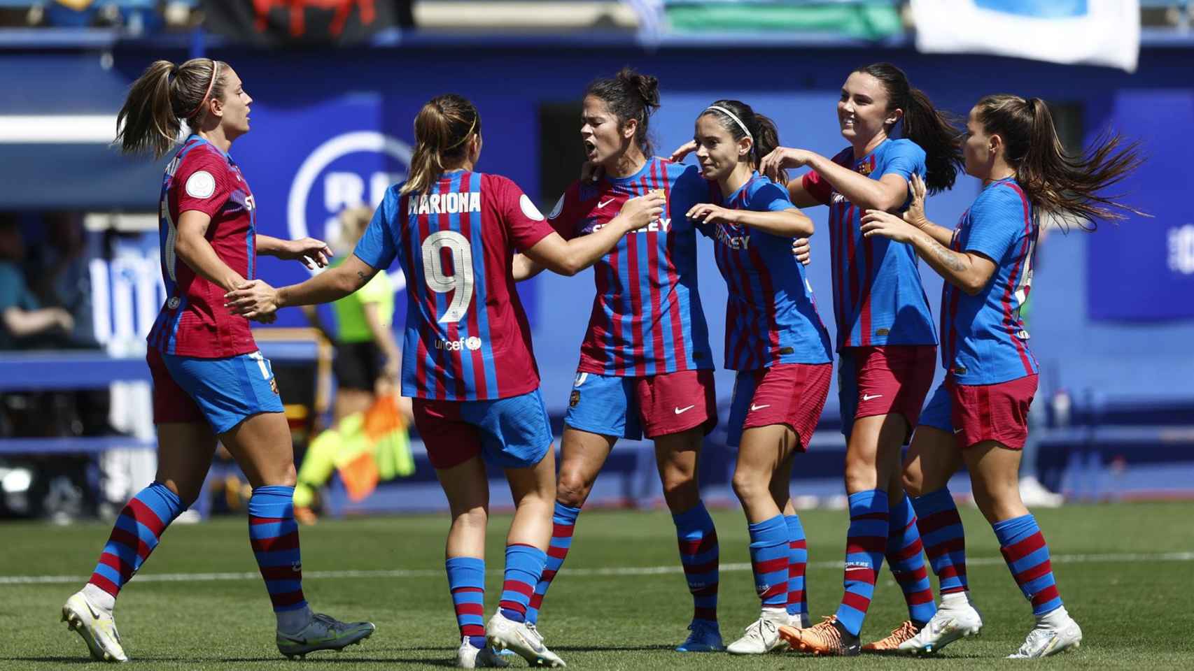 Las jugadoras del Barça celebran su primer gol al Huelva en la final de la Copa de la Reina / EFE