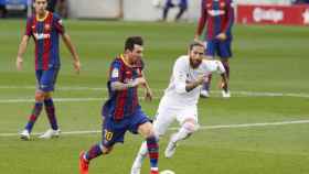 Leo Messi y Sergio Ramos, nuevos jugadores del PSG, en un partido entre Barça y Real Madrid / EFE