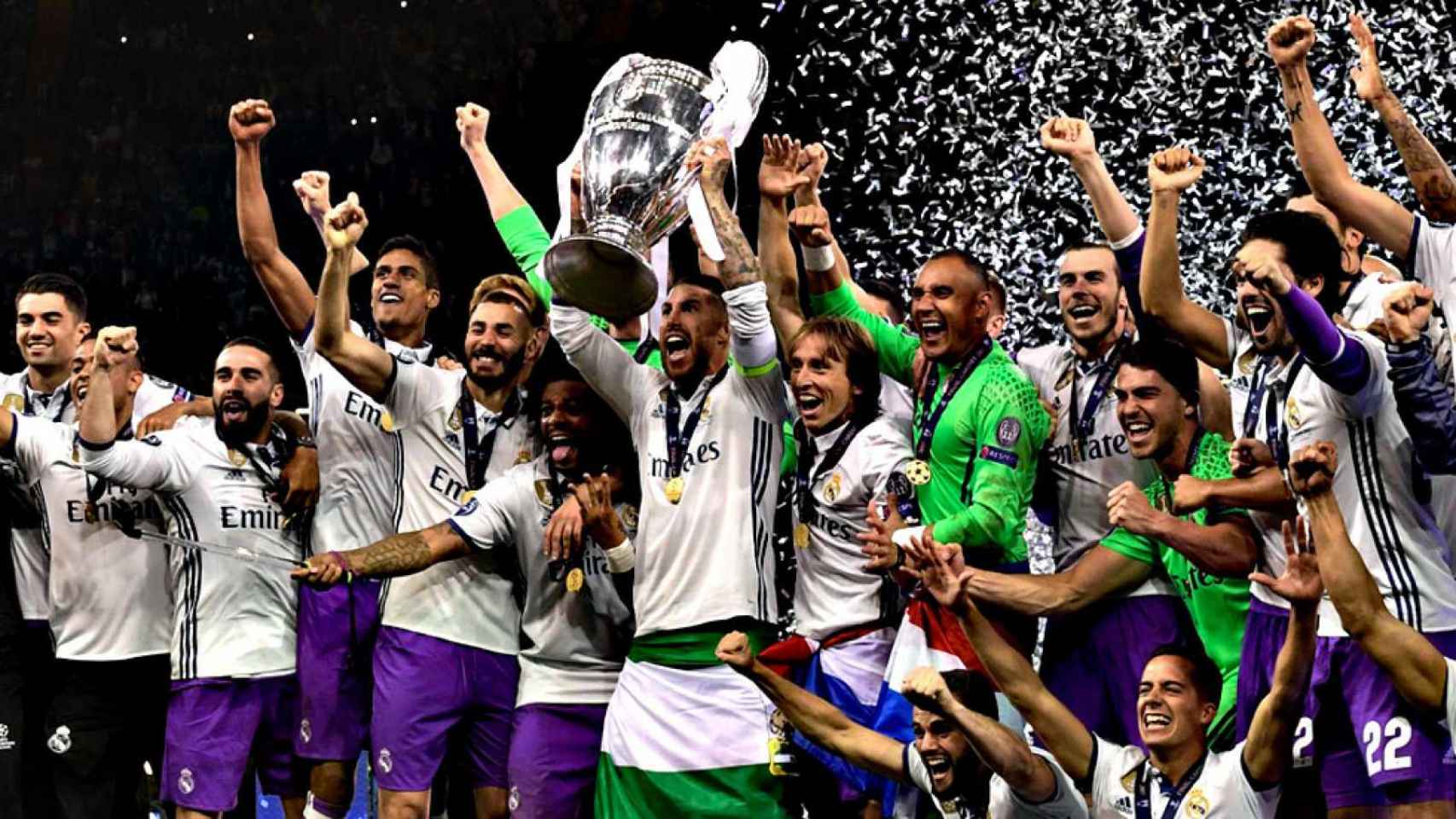 Los jugadores del Real Madrid, levantando la Champions en Cardiff | EFE