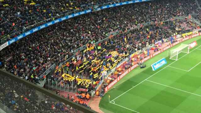 Carteles a favor de los políticos presos en el Camp Nou / CULEMANÍA