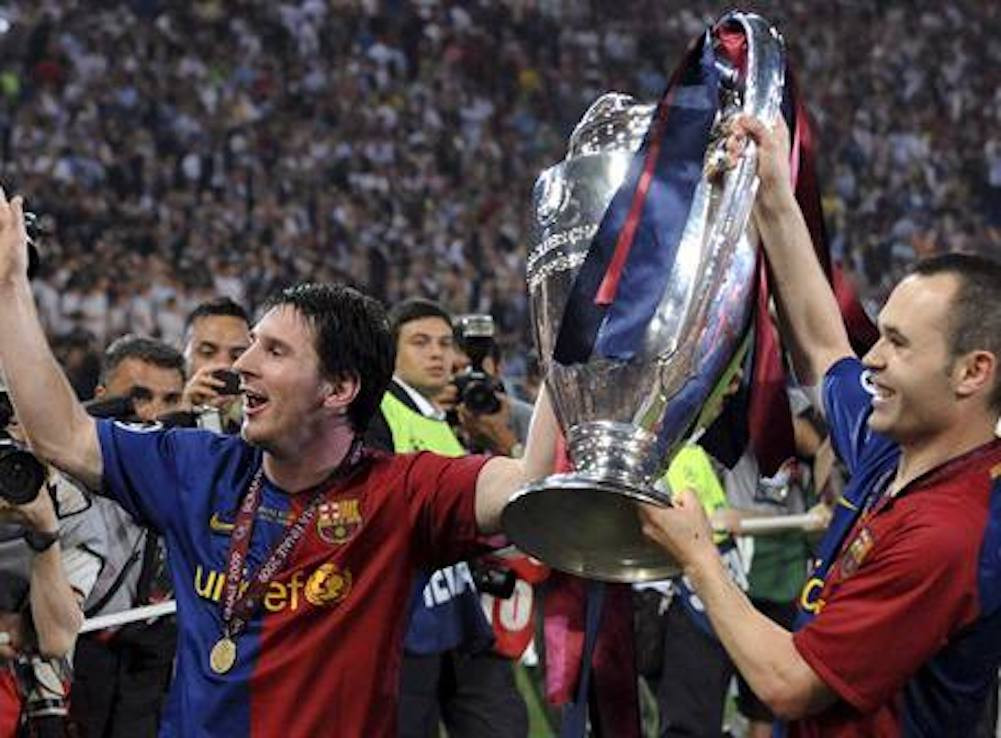 Una foto de archivo de Messi e Iniesta con la Champions de 2009 / EFE