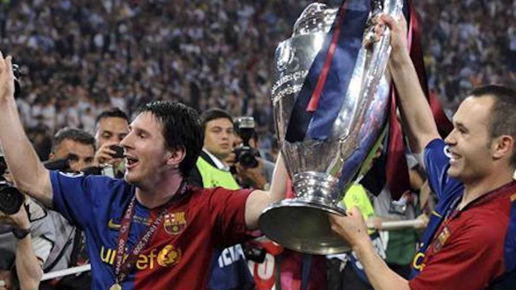 Una foto de archivo de Messi e Iniesta con la Champions de 2009 / EFE