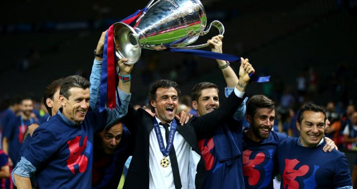 Luis Enrique, junto a su cuerpo técnico, celebrando la quinta Champions del Barça | EFE