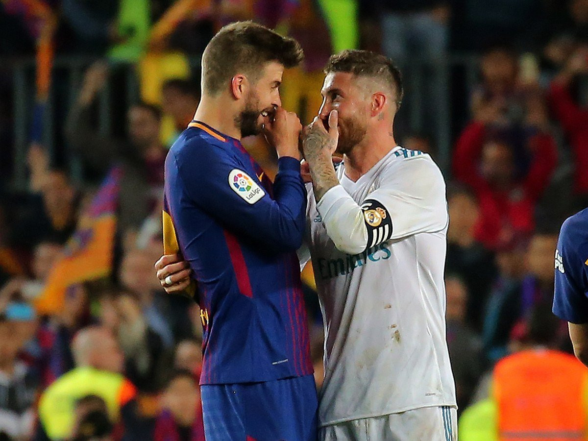 Piqué y Ramos dialogan tras un Barça-Real Madrid / EFE