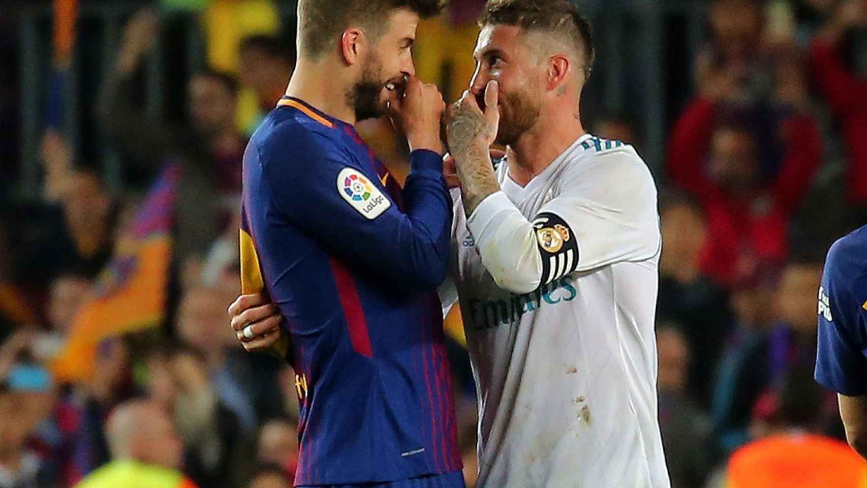Piqué y Ramos dialogan tras un Barça-Real Madrid / EFE