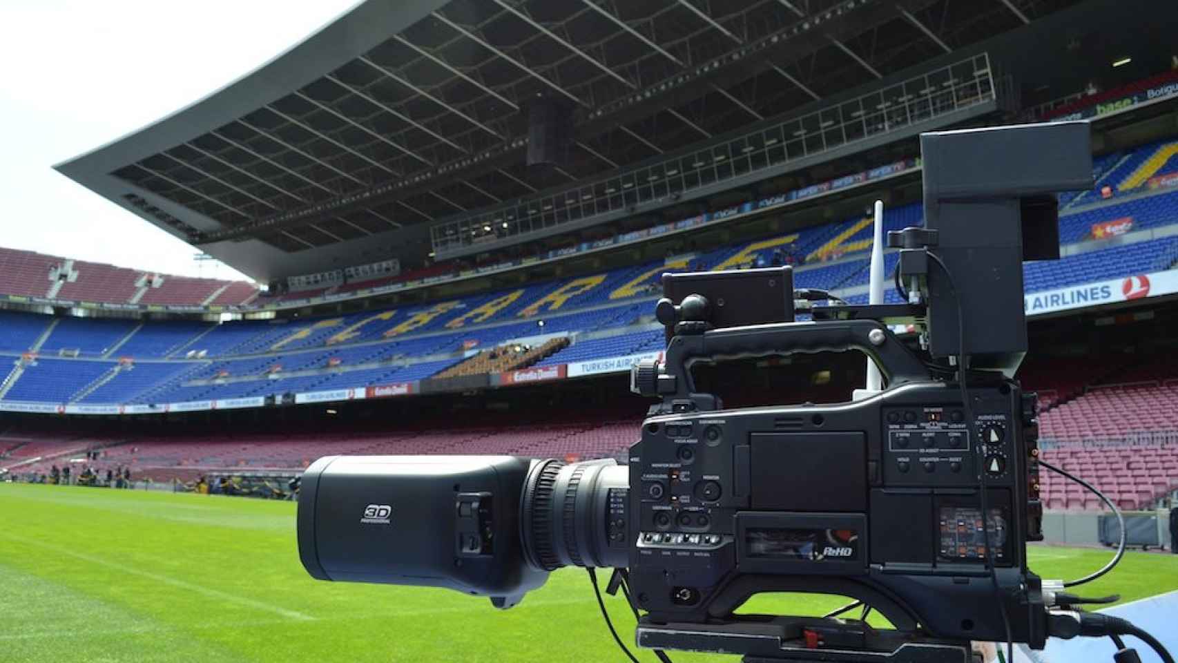 Una cámara de vídeo en el Camp Nou, estadio Barça / EFE