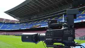 Una cámara de vídeo en el Camp Nou, estadio Barça / EFE