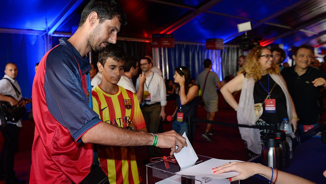 Socios, votando en las elecciones de 2015 a la presidencia del Barça | EFE